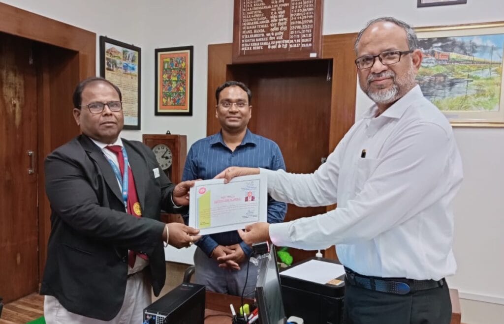खड़गपुर डीआरएम ने एक करोड़ से अधिक का राजस्व देने वाले दो टिकट निरीक्षकों को किया सम्मानित