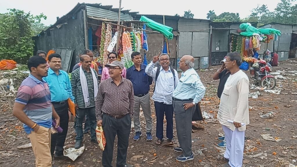 कोलाघाट का दौरा कर रेलवे उपयोगकर्ता परामर्शदात्री समिति ने जानी फूल बाजार की समस्याएं