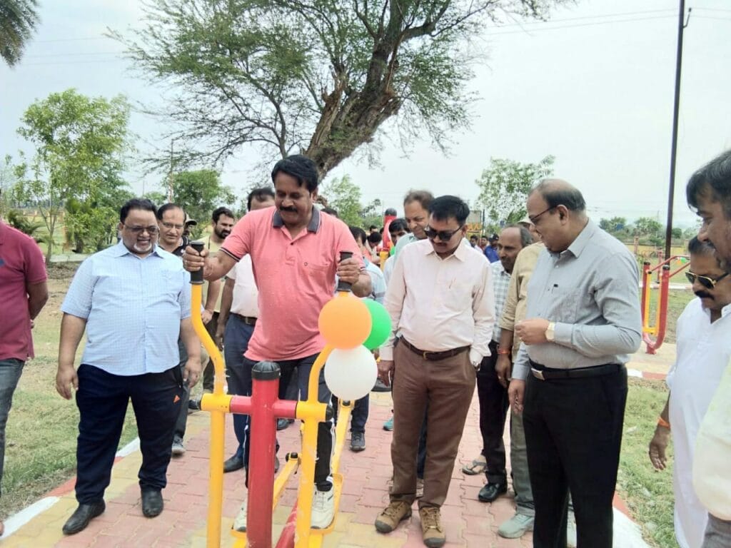 चक्रधरपुर के रेलकर्मियों को मिला पहला ओपन जिम, 39 तरह के उपकरण लगे