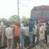 जौनपुर में ग्रामीणों ने लाल कपड़ा दिखाकर रोक दी ट्रेन