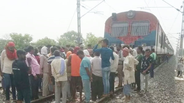 जौनपुर में ग्रामीणों ने लाल कपड़ा दिखाकर रोक दी ट्रेन