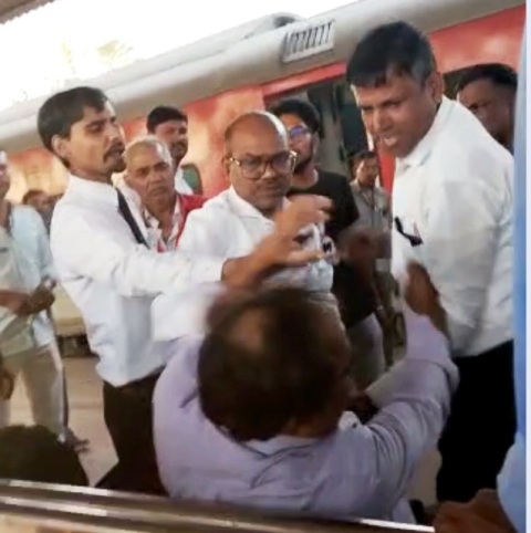 गोरखपुर स्टेशन पर इंजीनियर यात्री को पीट रहे थे टीटीई, एफआइआर भी कराया