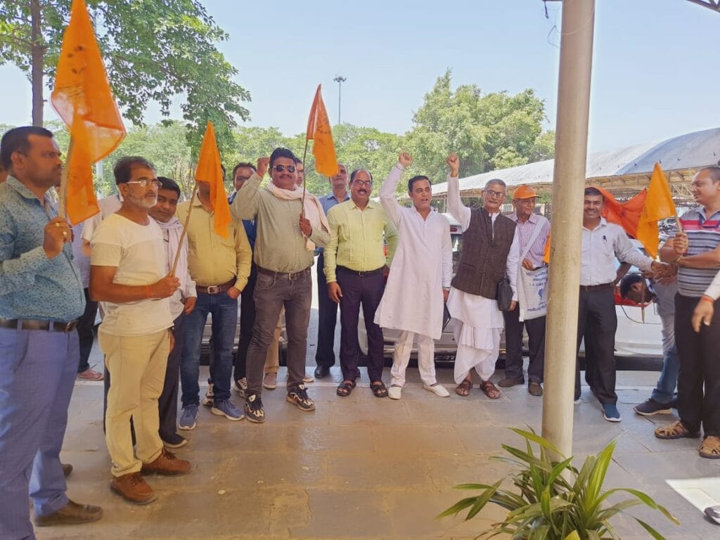पेरंबूर वर्कशॉप में DRKS नेताओं पर हमले का देशव्यापी विरोध, प्रयागराज मुख्यालय पर BRMS ने किया प्रदर्शन
