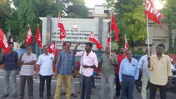 Southern Railway : रयापुरम रेलवे प्रेस बंद करने के विरोध में डीआरएम ऑफिस पर प्रदर्शन