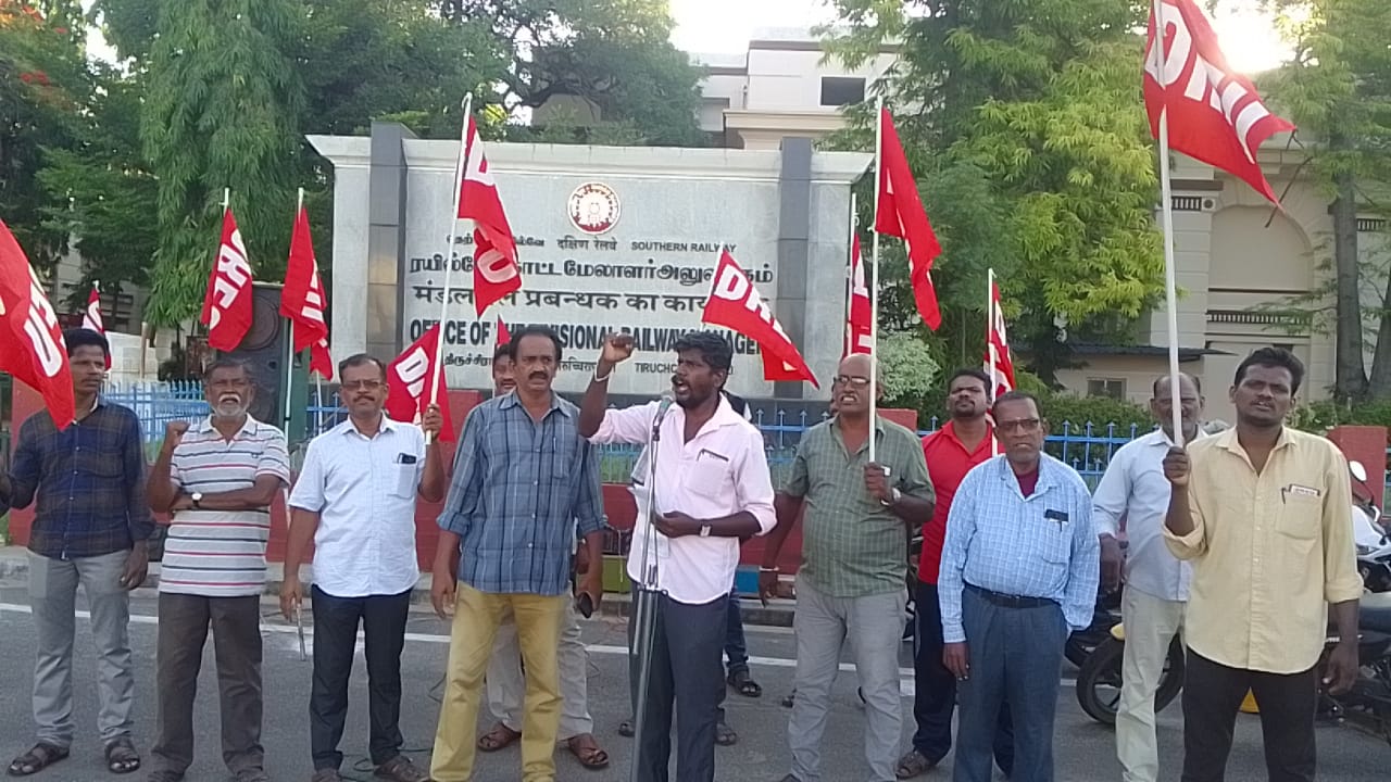 Southern Railway : रयापुरम रेलवे प्रेस बंद करने के विरोध में डीआरएम ऑफिस पर प्रदर्शन