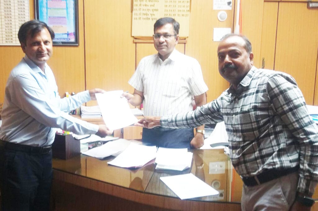 सिग्नल और टेलीकाम विभाग के कर्मचारियों की ट्रेन परिचालन में है अहम भूमिका : DRM/RATLAM