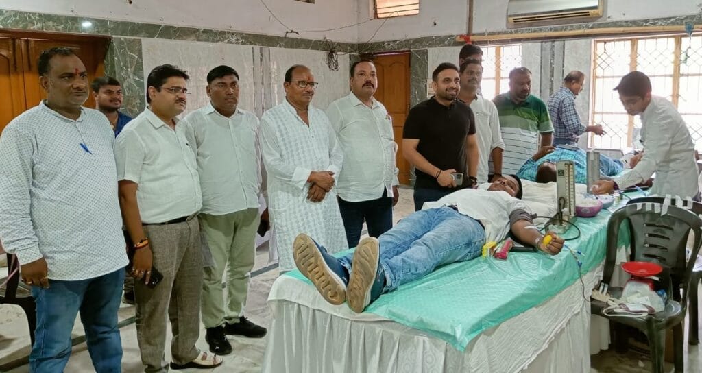 अग्रहरि समाज के पूर्व उपाध्यक्ष की पुण्यतिथि पर 123 यूनिट रक्तदान, दी श्रद्धांजलि