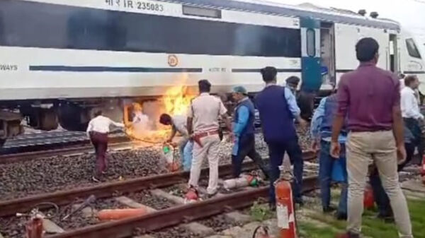 देश की सबसे सुरक्षित मानी जाने वाली वंदे भारत ट्रेन में लगी आग