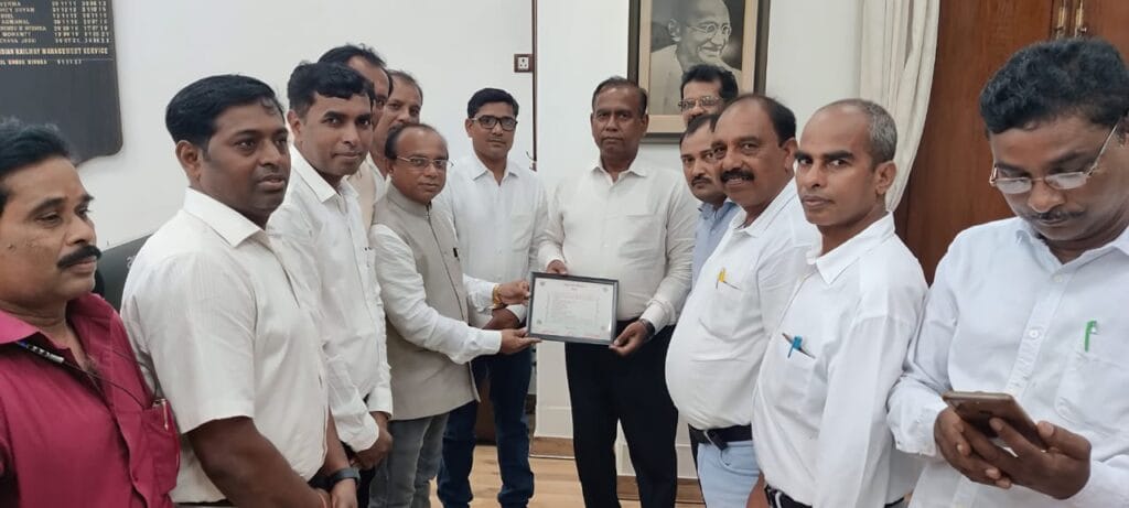 SER/GM से मिले ओबीसी रेलवे कर्मचारी संघ के नेता, बादामपहाड़-टाटा-राउरकेला के लिए मांगी ट्रेन
