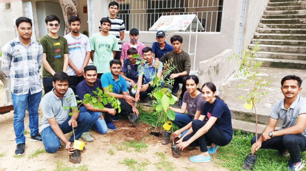 Ahmedabad : Save Earth ने आदर्श प्राथमिक स्कूल, मेमदपुर में किया पौधारोपण