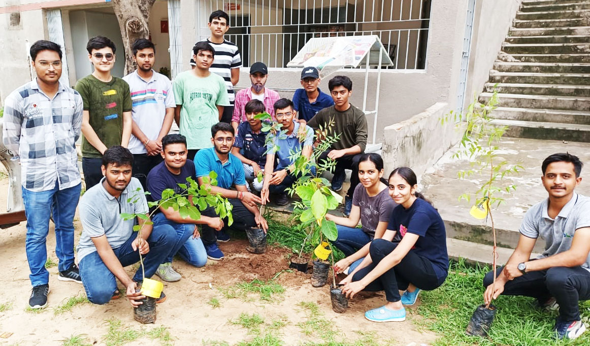 Ahmedabad : Save Earth ने आदर्श प्राथमिक स्कूल, मेमदपुर में किया पौधारोपण