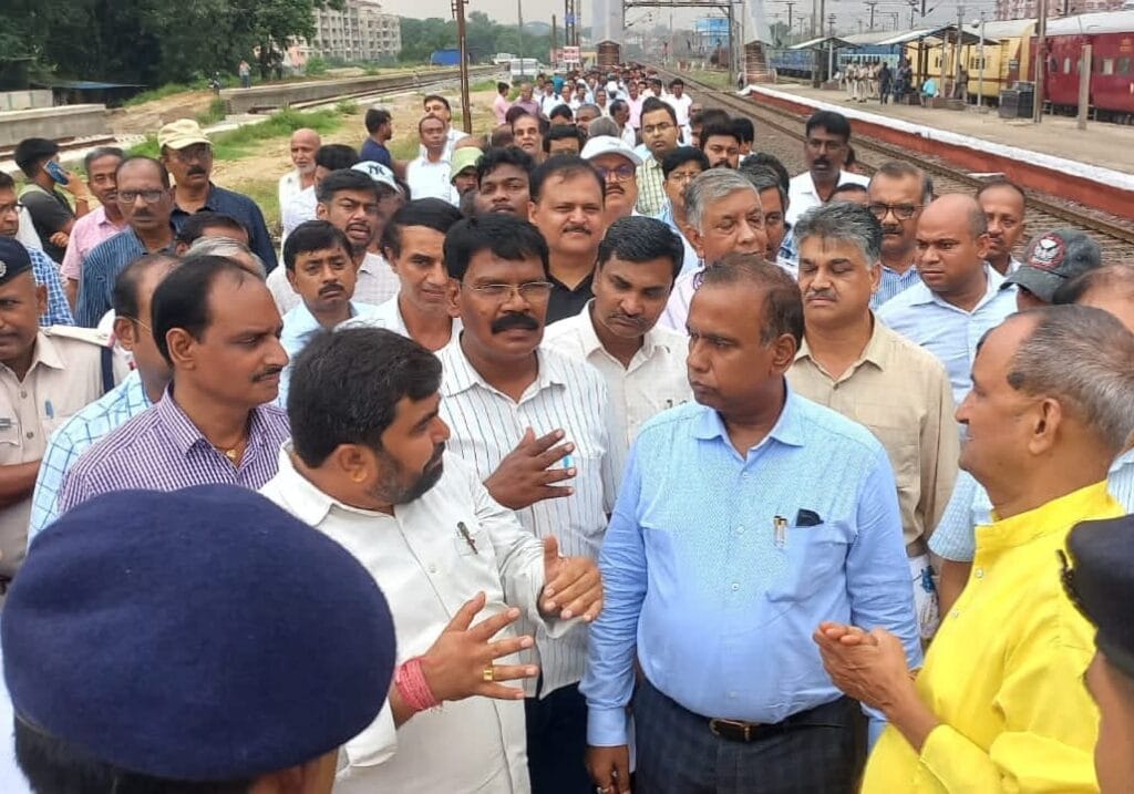 SER/GM ने कहा-दो साल में पूरा होगा डेवलपमेंट, बदल जायेगा टाटानगर और आदित्यपुर स्टेशन का नक्शा