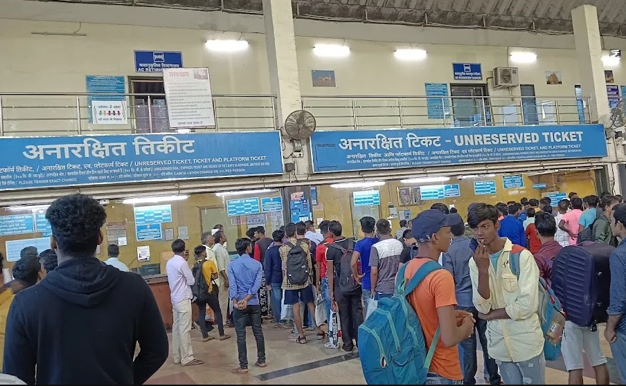 Mumbai : छह रुपये के लिए चली गयी रेलवे बुकिंग क्लर्क की नौकरी, हाई कोर्ट से भी नहीं मिली राहत