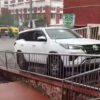 लखनऊ :  यूपी में मंत्री को ट्रेन पकड़ने के लिए दिव्यांग के रैंप से एस्केलेटर तक ले आया कार