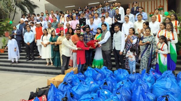 अहमदाबाद मंडल ने गरीबों एवं जरूरतमंदों के सहायतार्थ वस्त्र एवं सामग्रियां दान किया