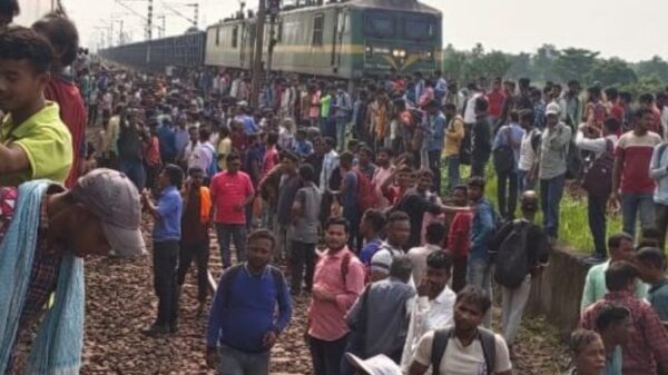 CHAKRADHARPUR : रेलवे की मनमानी पर भड़के यात्रियों ने कर दिया रेल का चक्का जाम