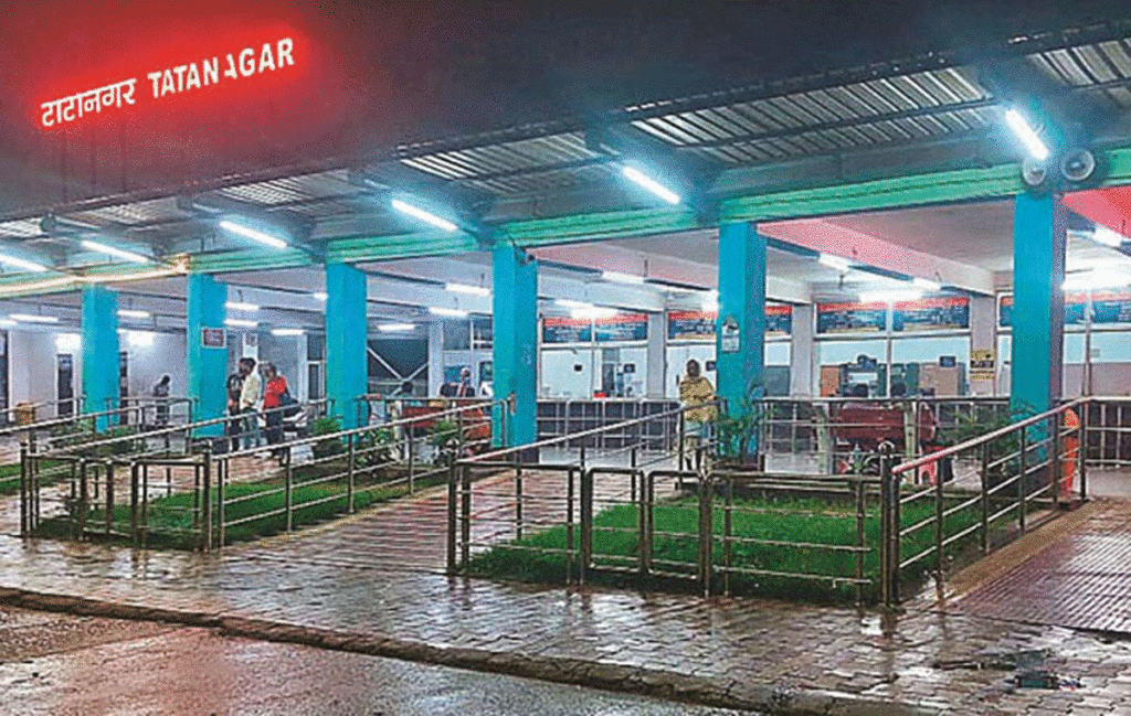 TATANAGAR : आरपीएफ की महिला कांस्टेबल ने अधेड़ बुकिंग क्लर्क को क्यों मारा थप्पड़, जानिये कारण