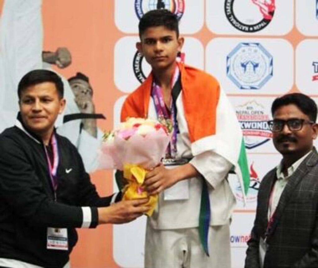 स्टेशन अधीक्षक असारवा के पुत्र वात्सल्य मिश्रा ने नेपाल के ओपन ताइक्वांडो में जीता कांस्य