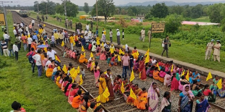 आदिवासी कुड़मी समाज के आंदोलनकारियों ने हावड़ा-मुंबई रेलमार्ग किया जाम, जहां-तहां रुकी ट्रेनें