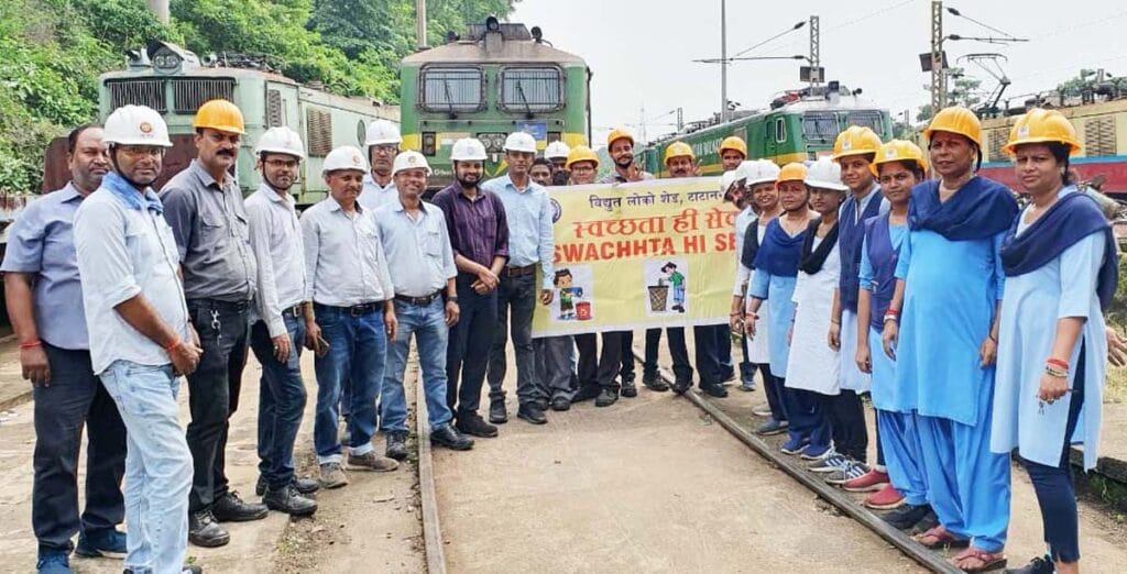 टाटानगर विद्युत लोको शेड परिसर में श्रमदान कर रेलकर्मियों ने की सफाई