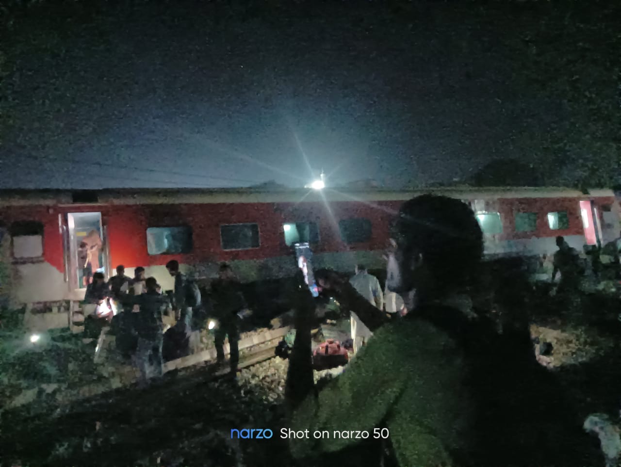 बिहार के रघुनाथपुर में नॉर्थ ईस्ट एक्सप्रेस दुर्घटनाग्रस्त, 10 बोगियां पलटी, चार मौतों की सूचना