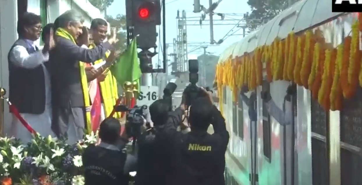 राष्ट्रपति द्रौपदी मुर्मू ने बादामपहाड़ से तीन ट्रेनों को किया रवाना, बंगाल-ओडिशा-झारखंड को मिली सौगात