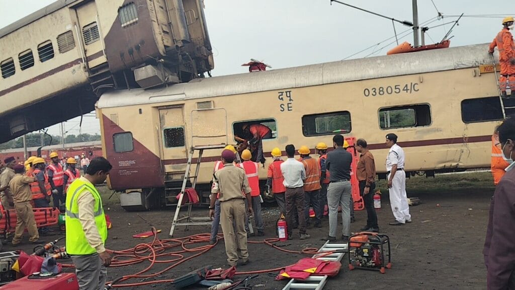 खड़गपुर में मॉक ड्रिल, हूटर बजते ही राहत-बचाव का सामान लेकर दौड़े रेल अधिकारी-कर्मचारी