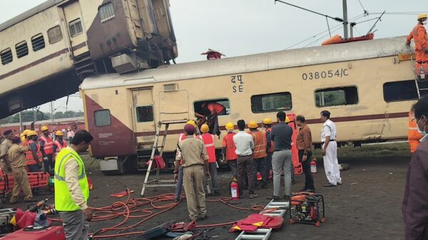 खड़गपुर में मॉक ड्रिल, हूटर बजते ही राहत-बचाव का सामान लेकर दौड़े रेल अधिकारी-कर्मचारी