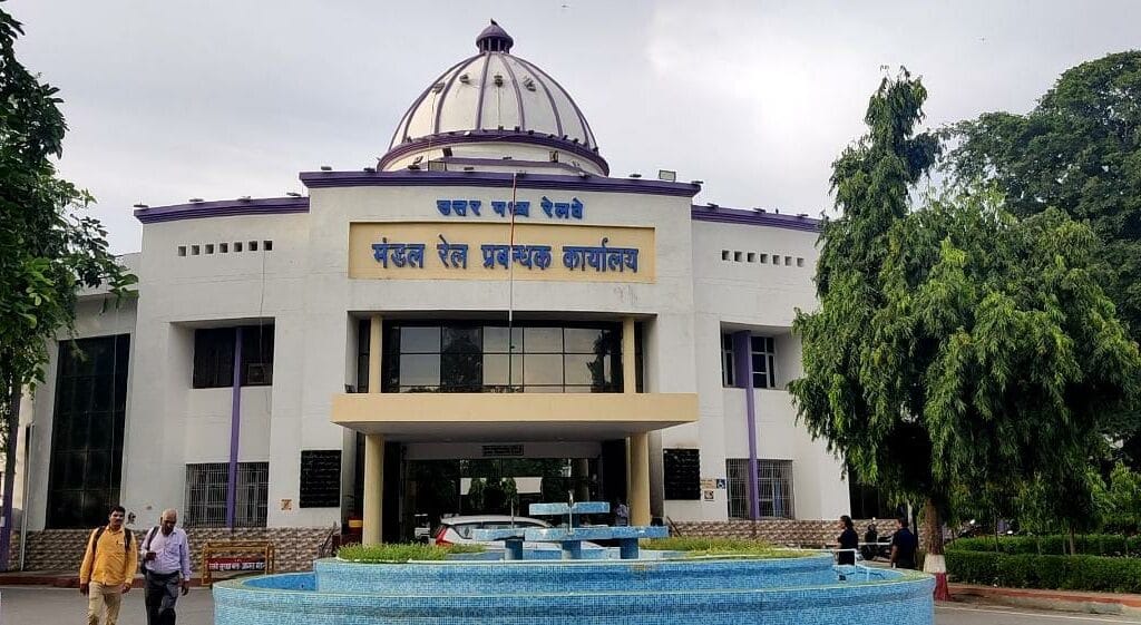 Cod Agra आगरा के एरिया कंट्रोलर ने खाेया आपा, लोको पायलट को दी गाली