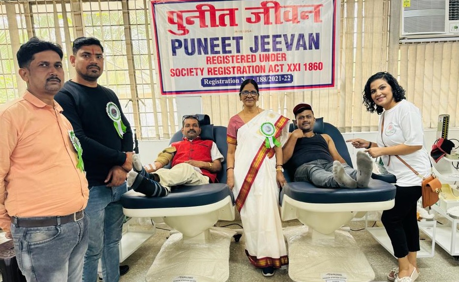 पुनीत जीवन ने जमशेदपुर ब्लड बैंक में लगाया शिविर, रक्तदाता किया गये सम्मानित, 92 यूनिट रक्तदान