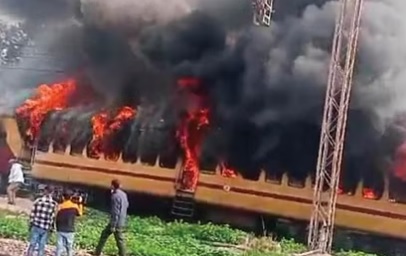 दिल्ली के पटेल नगर रेलवे स्टेशन पर खड़ी कोच में लगी आग