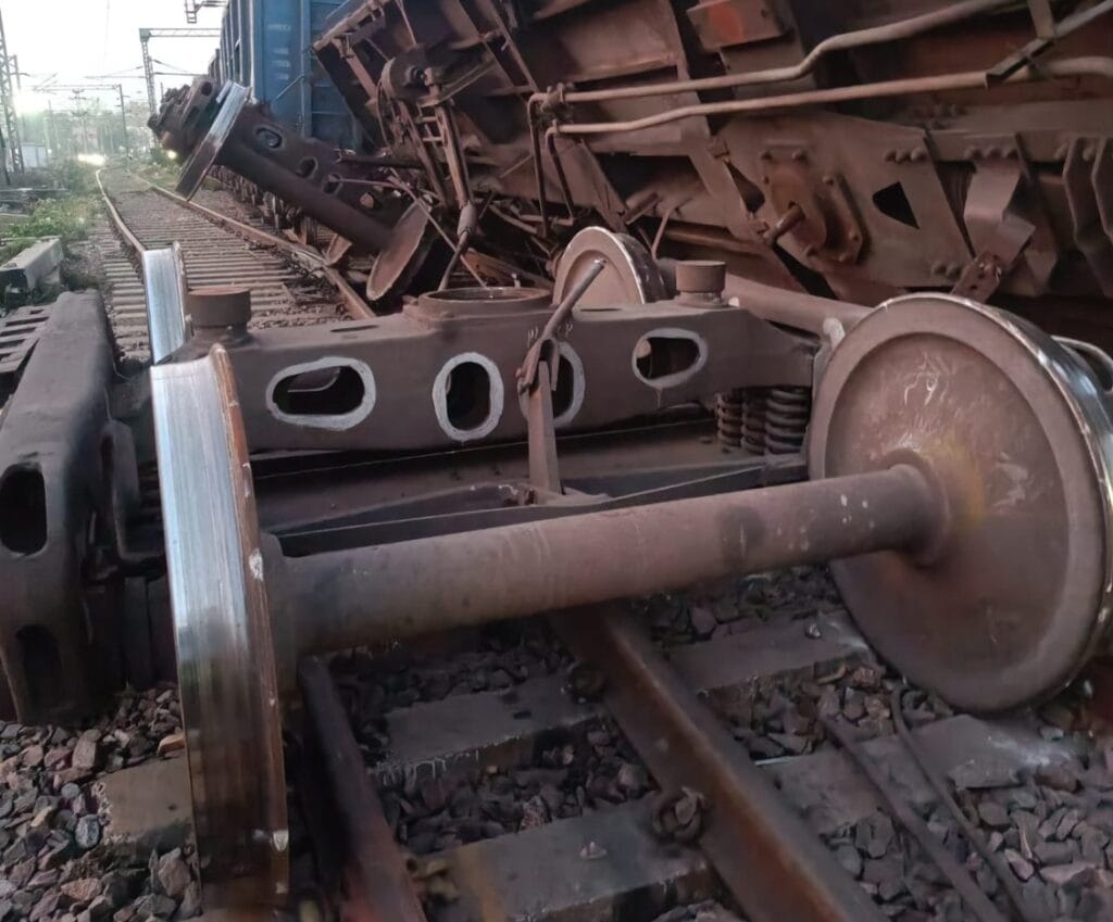 JHANSI : रेलवे स्टेशन के प्लेटफॉर्म नंबर 8 पर यार्ड में मालगाड़ी बेपटरी