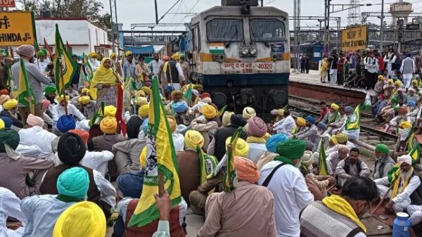 Kisan Andolan: पंजाब में कई स्थानों पर रेल ट्रैक जाम, ट्रेनों को रोका, जाने क्या है स्थिति