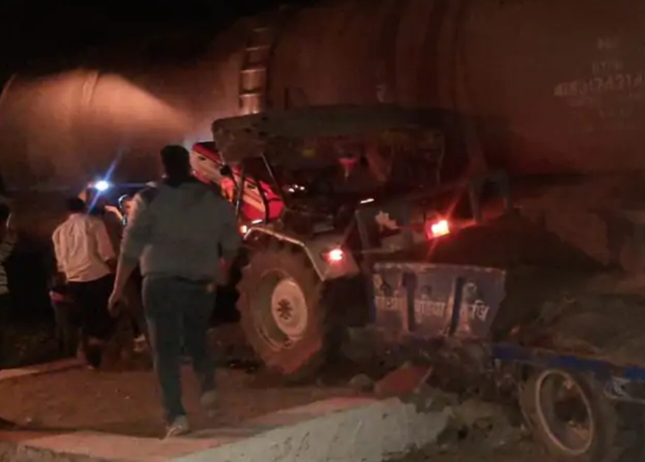 AJMER : रेलवे फाटक पर मालगाड़ी से टकराई ट्रैक्टर ट्रॉली
