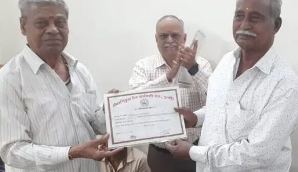 INDORE : सेवानिवृत्त रेलवे कर्मचारी संघ ने सदस्यों को जन्मदिन पर किया सम्मानित