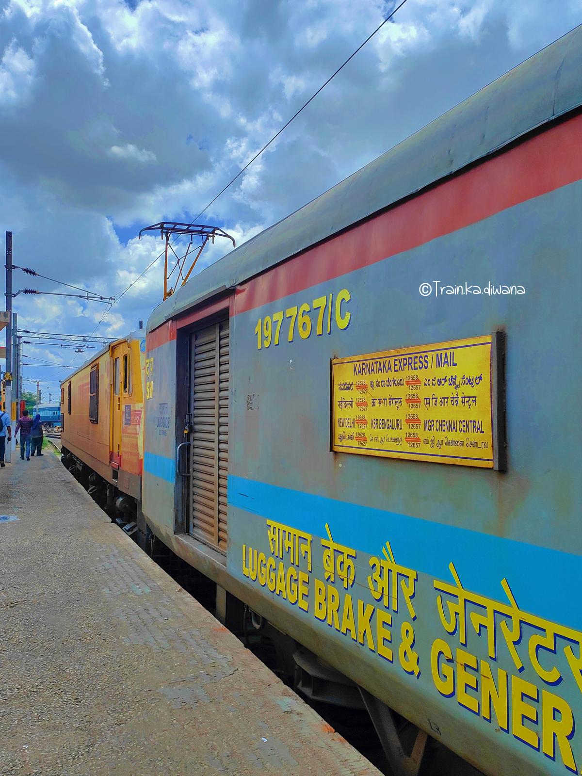 कर्नाटक एक्सप्रेस ट्रेन के इंजन की कुर्की का दिया आदेश तब रेलवे ने ठेकेदार को लौटाए 36.50 लाख रुपये