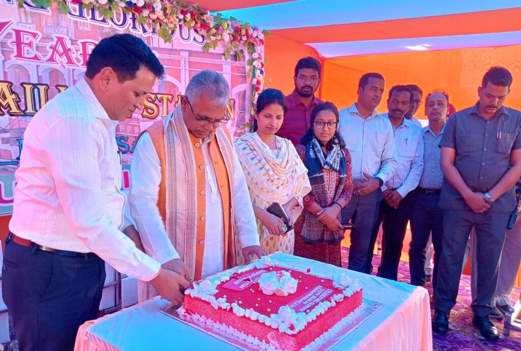 KHARAGPUR : 125 साल का हुआ खड़गपुर रेलवे स्टेशन, डीआरएम व सांसद ने काटा केक 125 साल पूरे होने पर केक काटते डीआरएम व सांसद