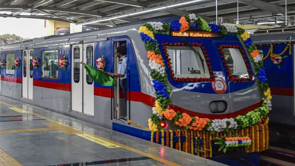 KOLKATTA : देश की पहली अंडरवाटर टनल में दौड़ी ट्रेन, PM MODI ने किया मेट्रो का उद्घाटन