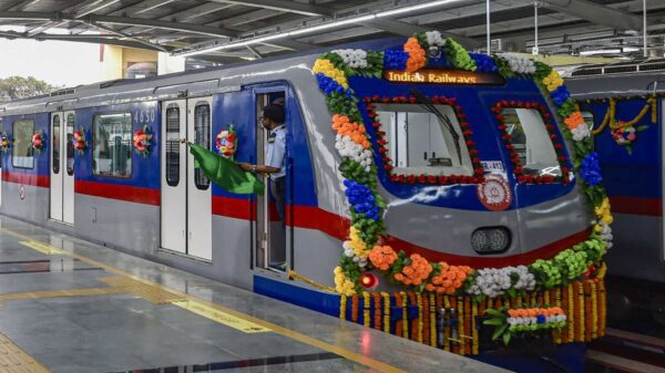 KOLKATTA : देश की पहली अंडरवाटर टनल में दौड़ी ट्रेन, PM MODI ने किया मेट्रो का उद्घाटन