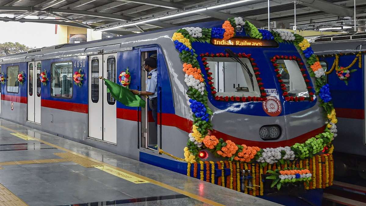 KOLKATTA : देश की पहली अंडरवाटर टनल में दौड़ी ट्रेन, PM MODI ने किया मेट्रो का उद्घाटन