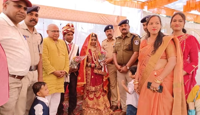 BETUL : रेलवे स्टेशन की इकलौती महिला कुली दुर्गा की हुई शादी, आरपीएफ के लोग बने बाराती