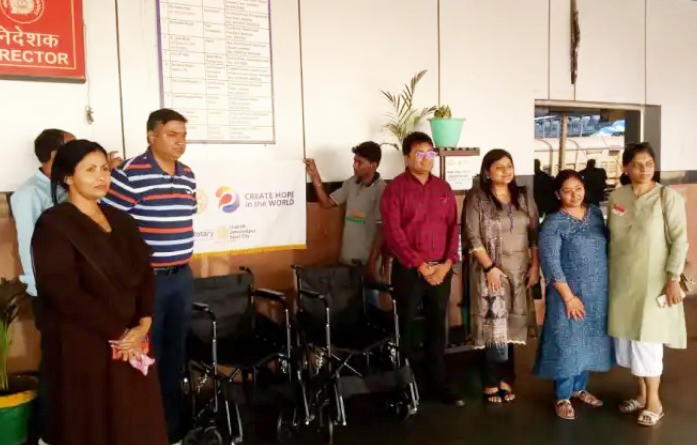 TATANAGAR : रोटरी क्लब ने असमर्थ यात्रियों की सुविधा के लिए दिया व्हील चेयर