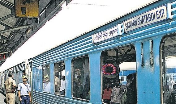 KANPUR : स्वर्ण शताब्दी एक्सप्रेस में रेलवे विजिलेंस टीम का छापा, चेन पुलिंग कर भागा टीटीई