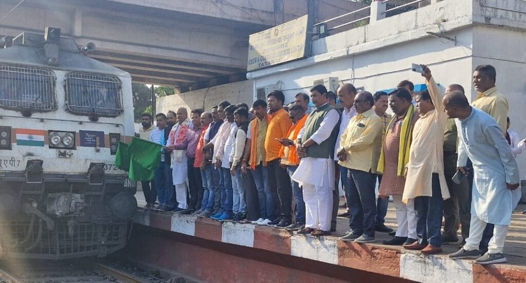 TATANAGAR : टाटा-बक्सर सुपर एक्सप्रेस को सांसद ने दिखायी हरी झंडी, होली में घर जाने वालों को मिली राहत