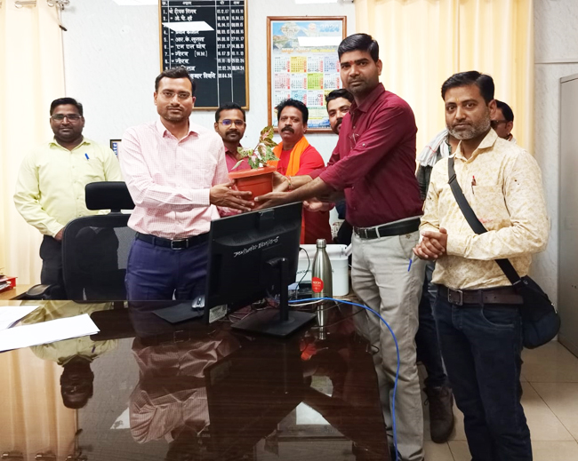 Jhansi : कारखाना के नये Dy CME ( R ) अमित कुमार तिवारी का पौधा देकर स्वागत