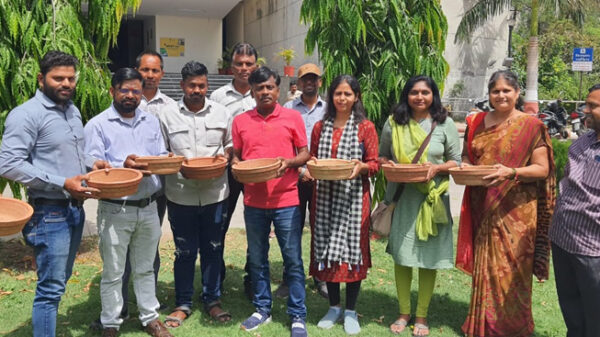 Ahmedabad : DRM Office में मिट्टी के कुंड का वितरण, पंछियों की बुझायेंगे प्यास