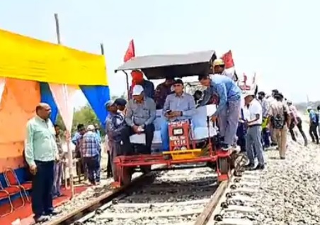 CRS INSPECTION : ठाकुरगंज-पौआखाली रेलखंड पर स्पीड का हुआ ट्रायल, जल्द दौड़ेंगी ट्रेनें