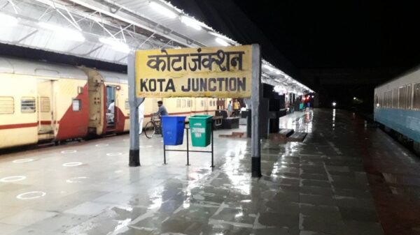 KOTA : रेलवे आरक्षित टिकट की दलाली में गिरफ्तार दो बुकिंग क्लर्क सस्पेंड