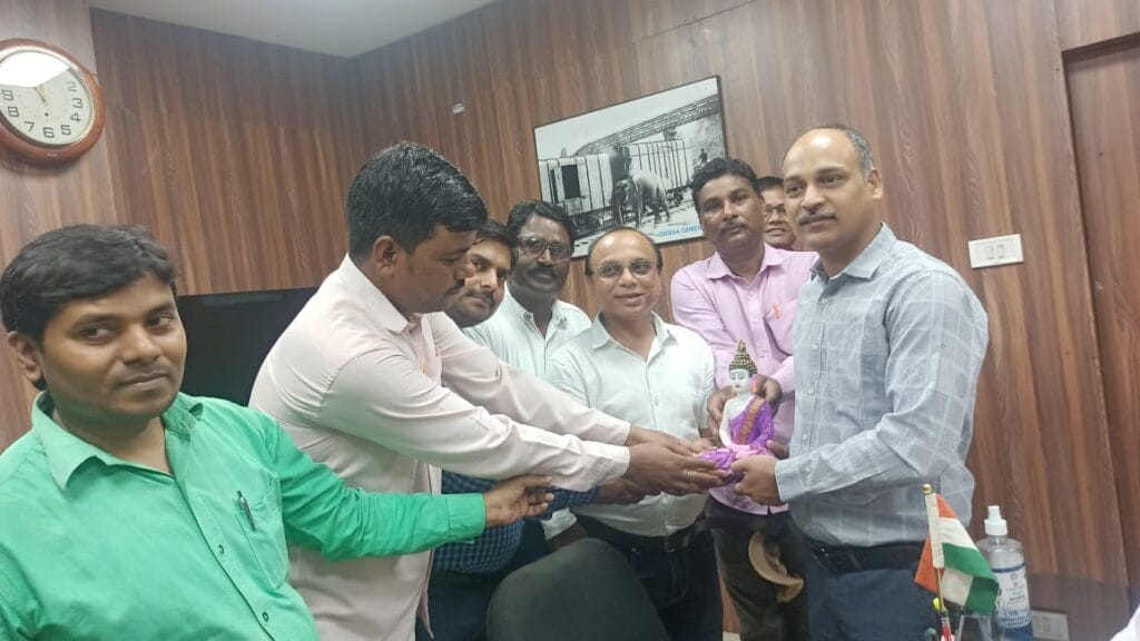 टाटा-बादामपहार सेक्शन के स्टेशनों पर 12 घंटे की जगह 8 घंटे का ड्यूटी रोस्टर लागू हो : ओबीसी संघ