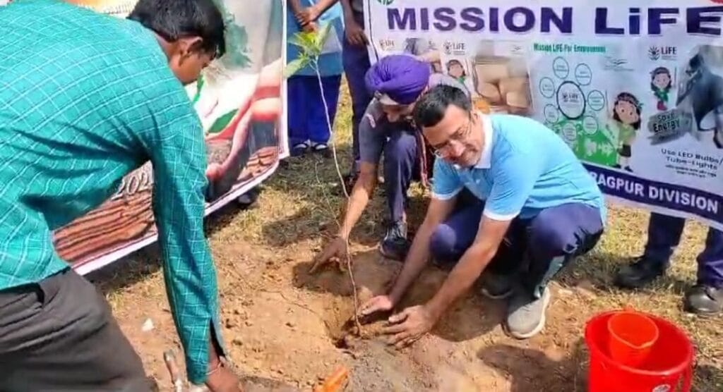 खड़गपुर : रेलकर्मियों ने ली पर्यावरण संरक्षण की शपथ, नुक्कड़ नाटक से बताया महत्व
